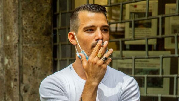 Tendenze tagli di capelli uomo 2021. Il taglio a spazzola con un twist retrò - Foto Charlotte Mesman