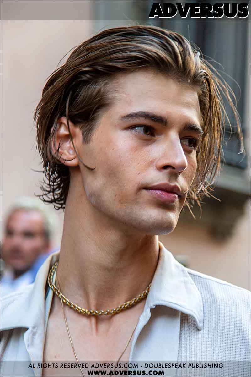 Nuove tendenze tagli di capelli uomo estate 2022. Ecco le anticipazioni dalle sfilate - Foto Charlotte Mesman