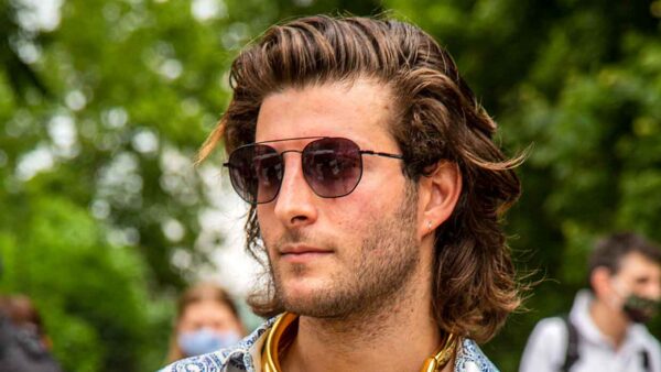 Tendenze tagli di capelli uomo 2021. Il modo migliore per portare un taglio di capelli più lungo e scalato - Foto Charlotte Mesman