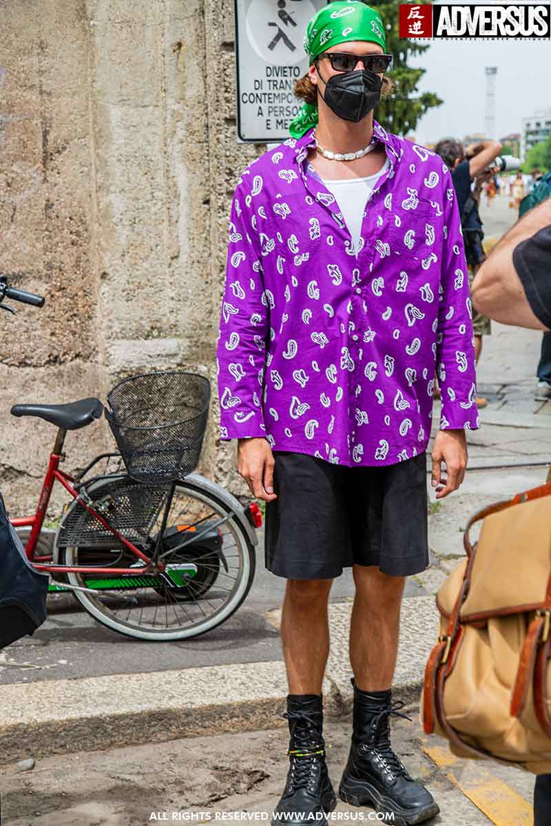 Street style moda uomo 2021. La camicia è la nuova giacca per l’estate - Foto Charlotte Mesman