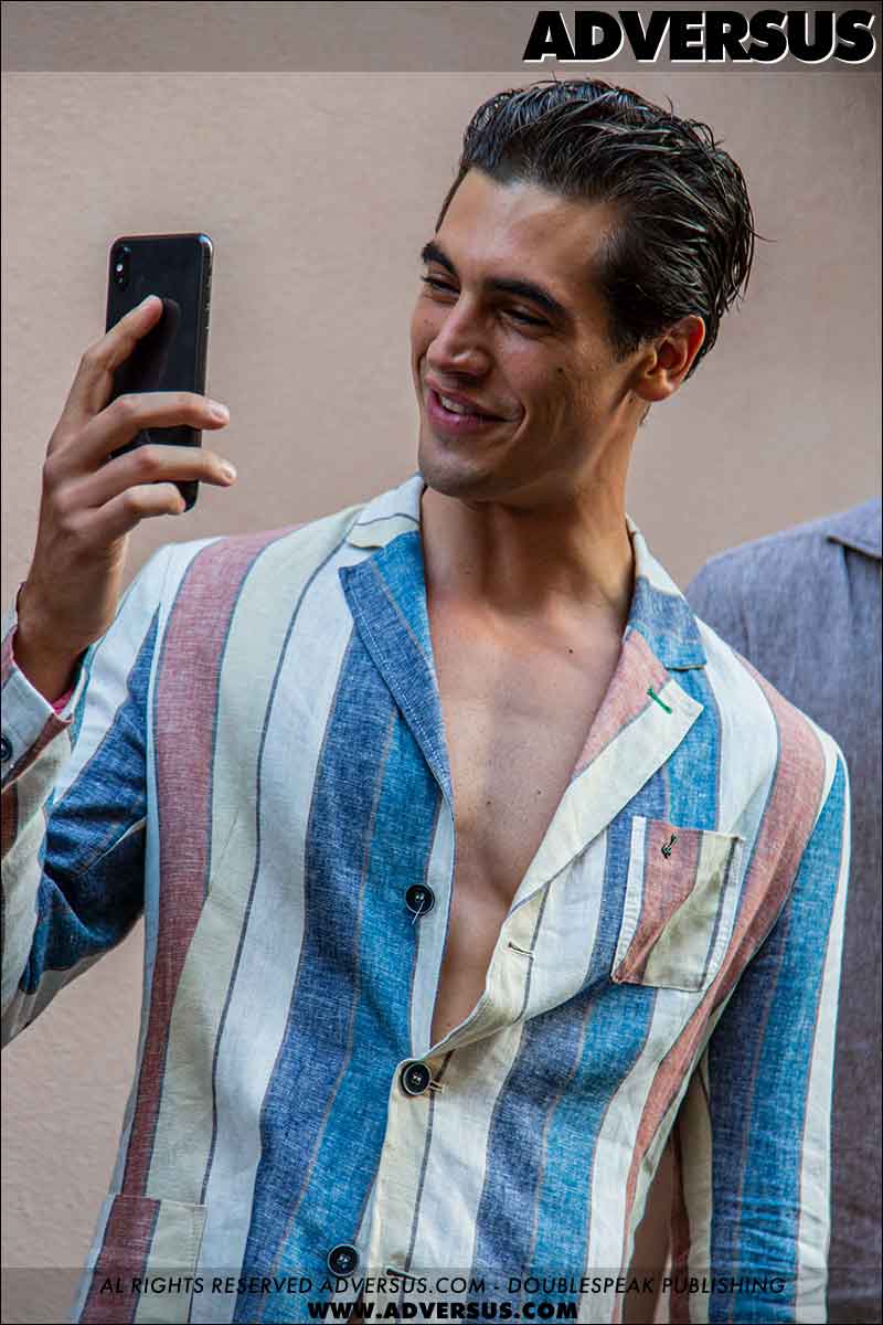 Tendenze moda street style uomo estate 2021. Ecco come portare quella camicia (aperta!) - Foto Charlotte Mesman