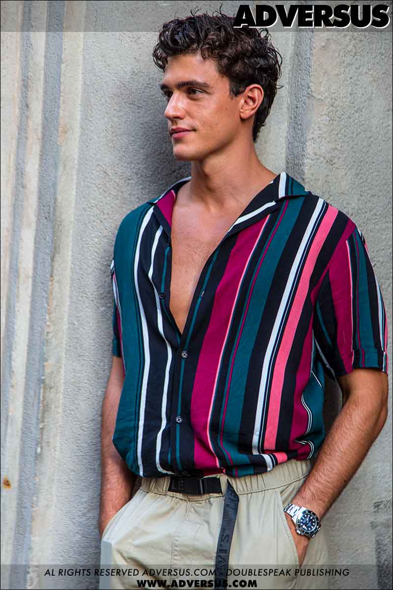 Tendenze moda street style uomo estate 2021. Ecco come portare quella camicia (aperta!) - Foto Charlotte Mesman