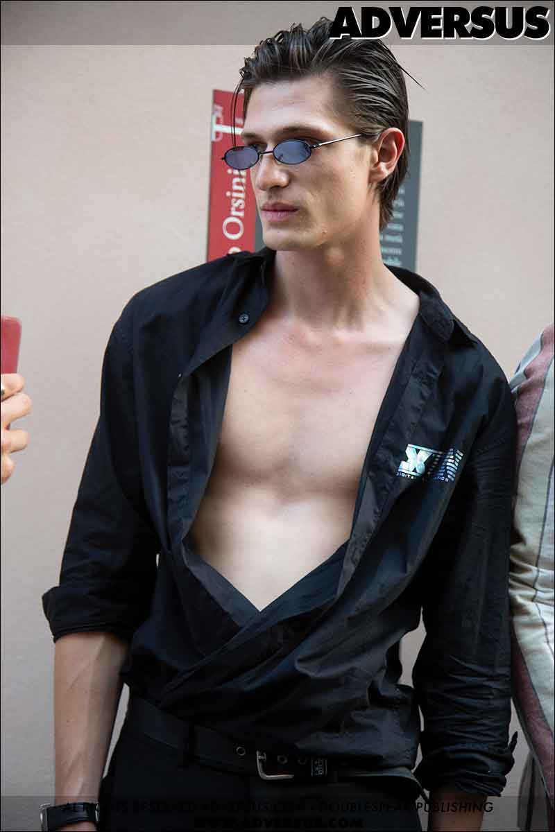 Tendenze moda street style uomo estate 2021. Ecco come portare quella camicia (aperta!) - Foto Charlotte Mesman