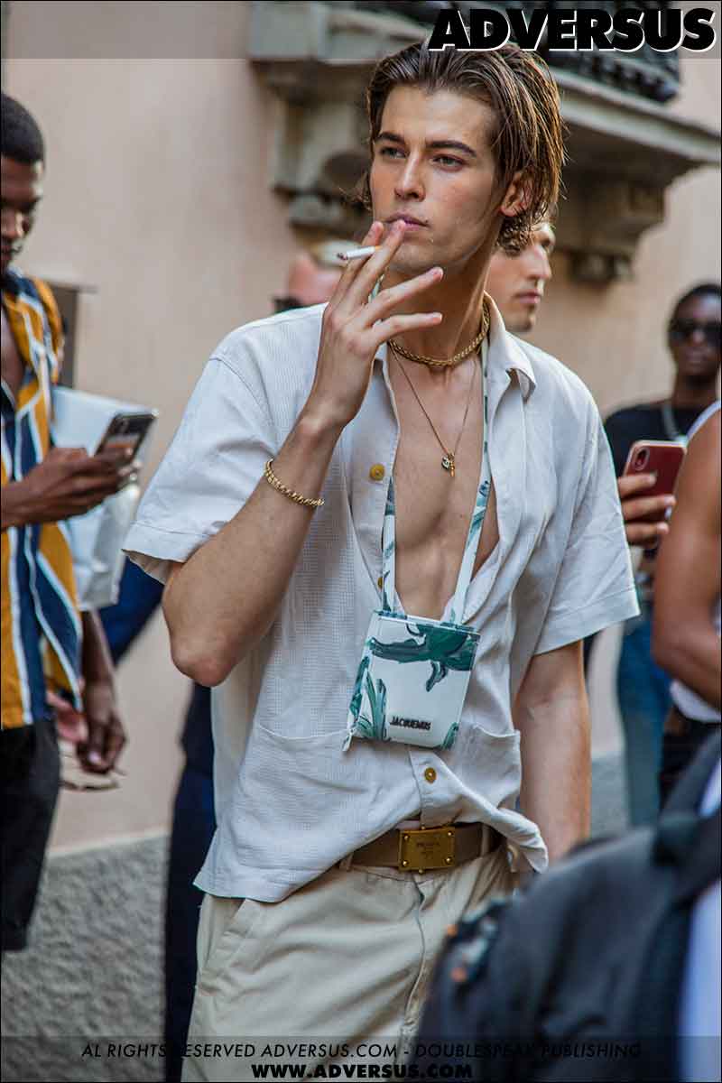 Tendenze moda street style uomo estate 2021. Ecco come portare quella camicia (aperta!) - Foto Charlotte Mesman