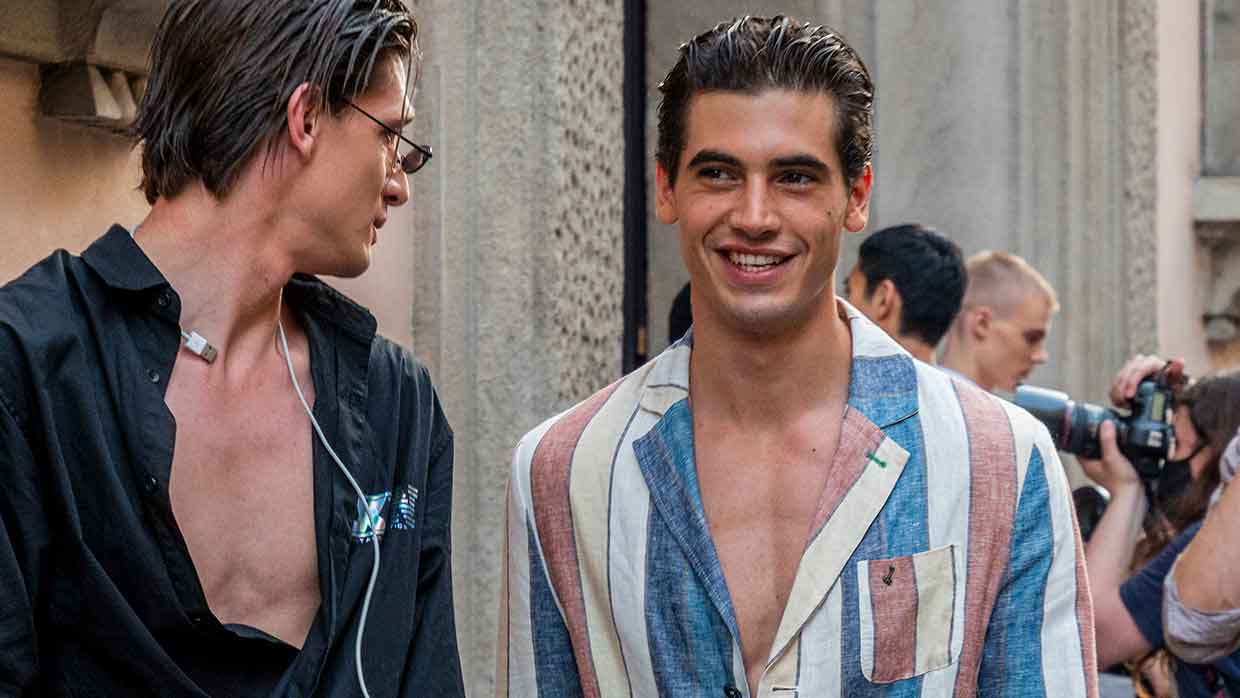 Tendenze moda street style uomo estate 2021. Ecco come portare quella camicia (aperta!) - Foto Charlotte Mesman