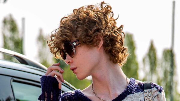 Nuovi trend capelli uomo. Non hai i capelli ricci? Le "permanenti maschili" sono l'ultima tendenza capelli uomo direttamente da... TikTok - Foto Charlotte Mesman