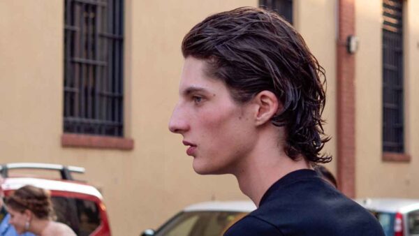 L'ultima tendenza in fatto di tagli di capelli uomo? Tirati all’indietro sulla parte anteriore, lasciati lunghi su quella posteriore. Non un ‘mullet’, non proprio almeno, ma quasi... - Foto Charlotte Mesman