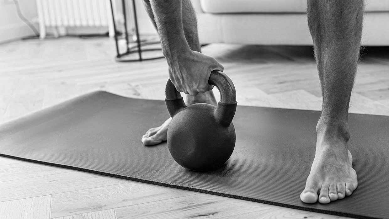 Allenarsi in casa. Allenamento a corpo libero, un kettlebell, due manubri…