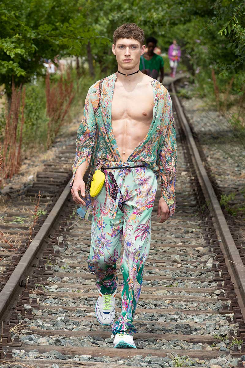 Una camicia trendy e oversize è un must-have moda uomo per l'estate 2022 - Photo courtesy of Etro