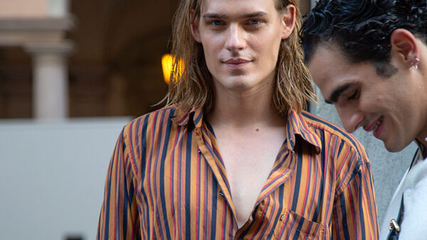 Una camicia trendy e oversize è un must-have moda uomo per l'estate 2022