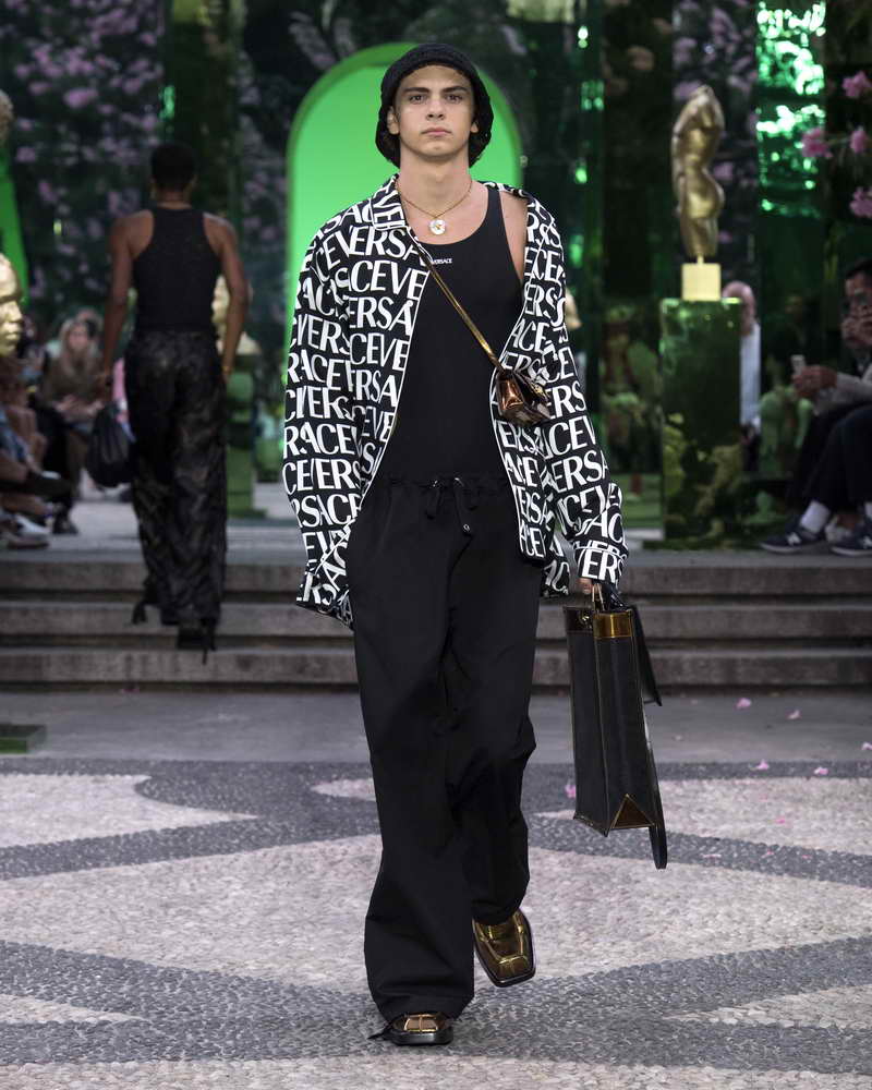 Versace sfilata collezione uomo primavera estate 2023