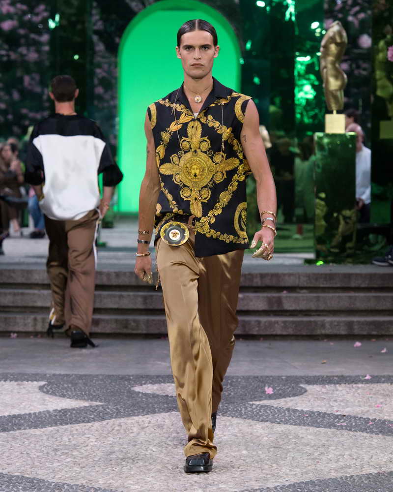 Versace sfilata collezione uomo primavera estate 2023