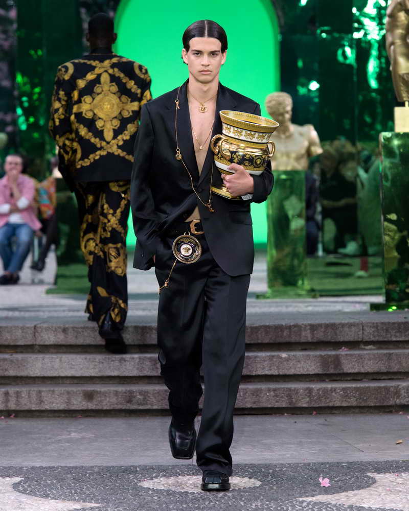 Versace sfilata collezione uomo primavera estate 2023