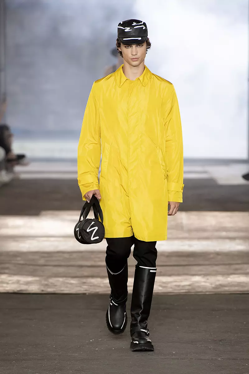 Nuove tendenze moda uomo estate 2023: Giallo - Photo Courtesy of Moschino