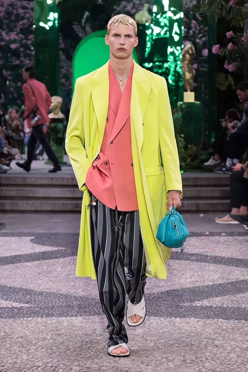 Nuove tendenze moda uomo estate 2023: Giallo - Photo Courtesy of Versace