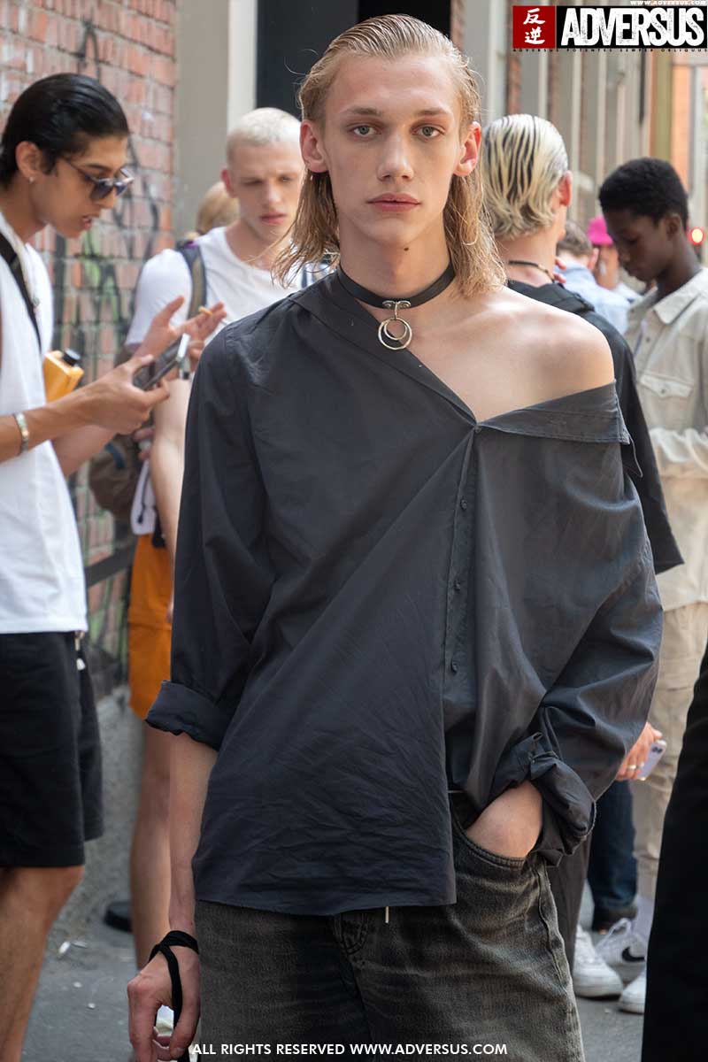 La moda street style dei modelli alla sfilata Fendi estate 2023 - Foto Charlotte Mesman