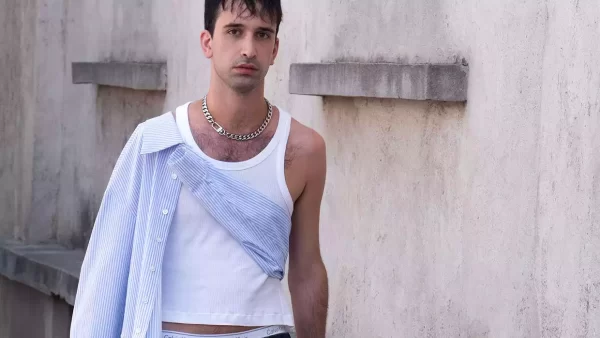 Ecco come la classica camicia da impiegato diventa super trendy - Foto Charlotte Mesman