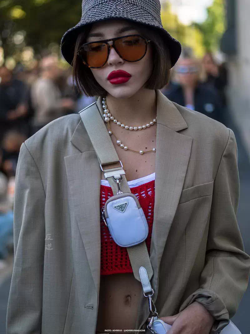 Foto street style Milano Fashion Week Estate 2023 - Foto: ADVERSUS