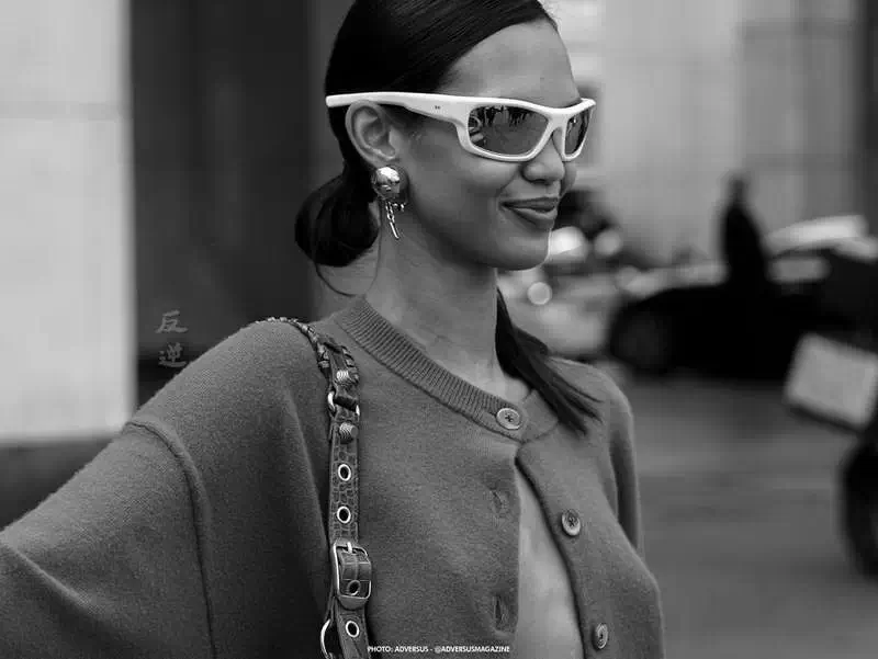 Foto street style Milano Fashion Week Estate 2023 - Foto: ADVERSUS