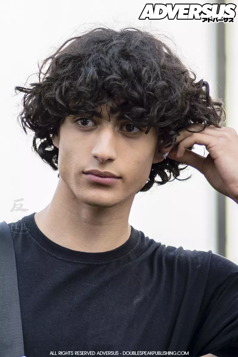 Tendenza capelli mossi uomo 2023 - Foto ADVERSUS