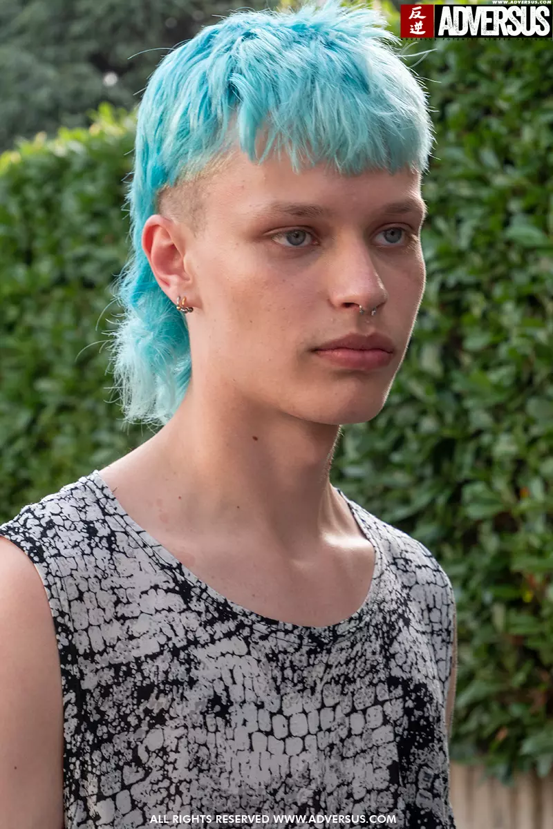 (Anche) queste sono le tendenze colore capelli uomo per l'inverno 2022 2023 - Foto Charlotte Mesman per ADVERSUS