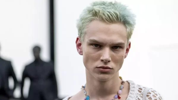 (Anche) queste sono le tendenze colore capelli uomo per l'inverno 2022 2023 - Foto Charlotte Mesman per ADVERSUS