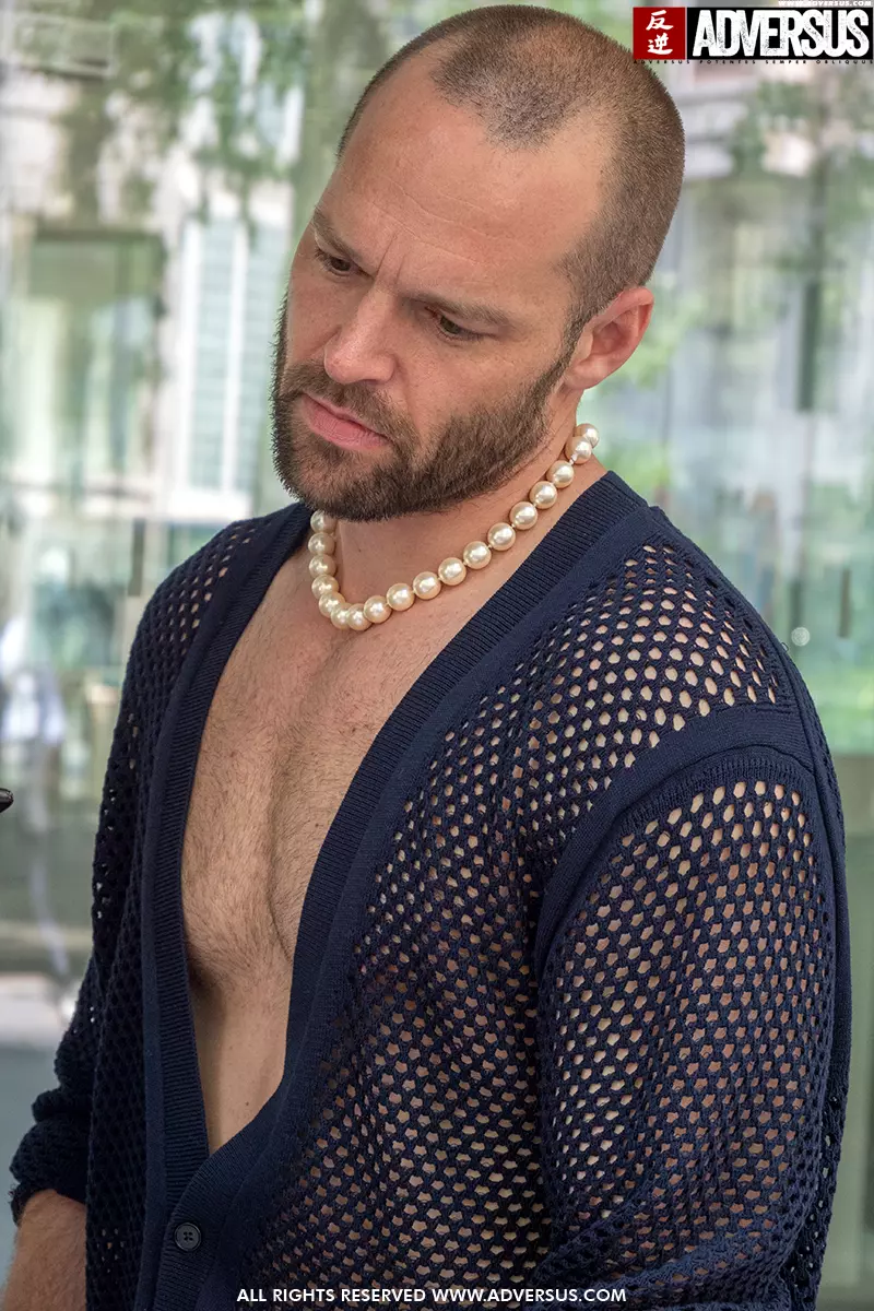 Le perle per lui. La tendenza moda street style uomo più vista per l'inverno 2023 - Foto Charlotte Mesman