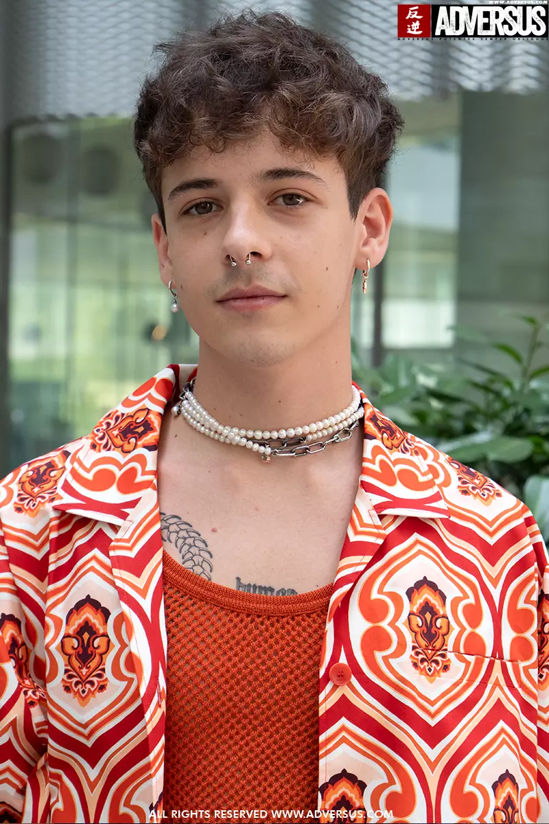 Le perle per lui. La tendenza moda street style uomo più vista per l'inverno 2023 - Foto Charlotte Mesman