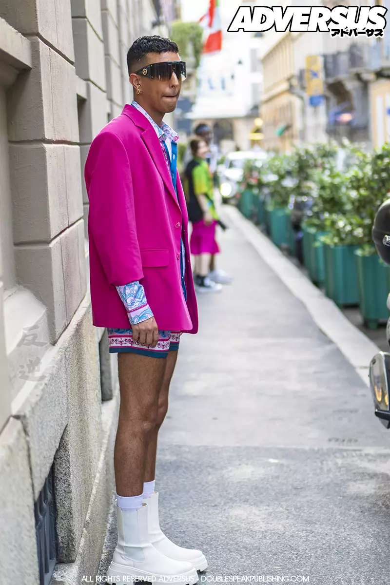 Street style moda da Versace sfilata uomo estate 2023 - Foto ADVERSUS