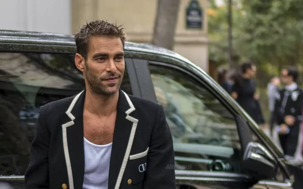 Jon Kortajarena da Valentino - Paris Fashion Week - Photo ADVERSUS