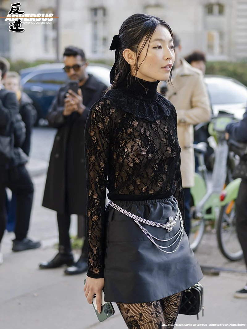 Street style da Chanel alla Paris Fashion Week Estate 2023 - Foto ADVERSUS