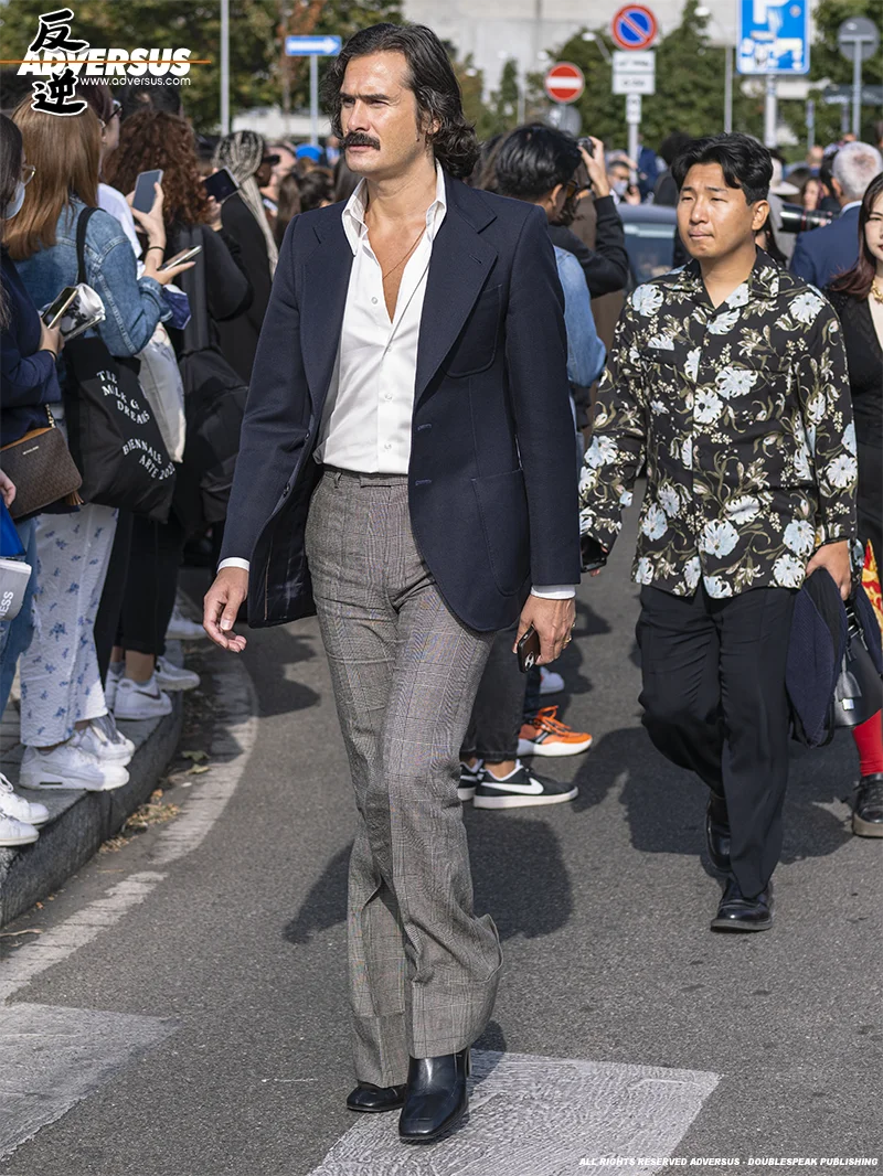 Street style fashion alla sfilata Tod's primavera estate 2023 - Foto ADVERSUS