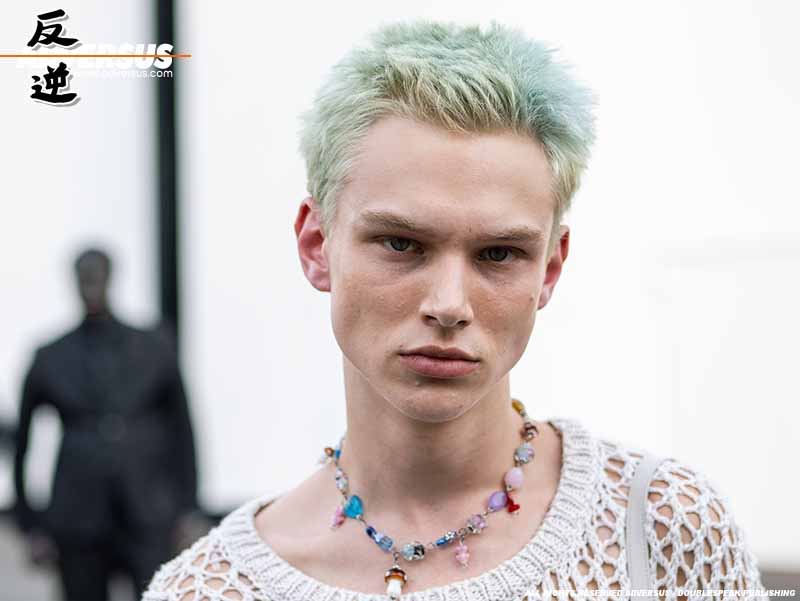 Trend colore capelli uomo 2023 - Foto ADVERSUS