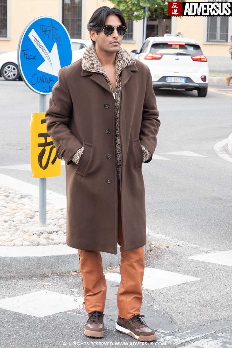 Tagli di capelli uomo 2023: lunghe ciocche di capelli attorno al viso - Foto Charlotte Mesman