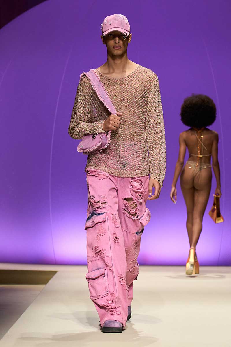 Il trend moda uomo più interessante per il 2023? I pantaloni cargo - Photo courtesy of GCDS