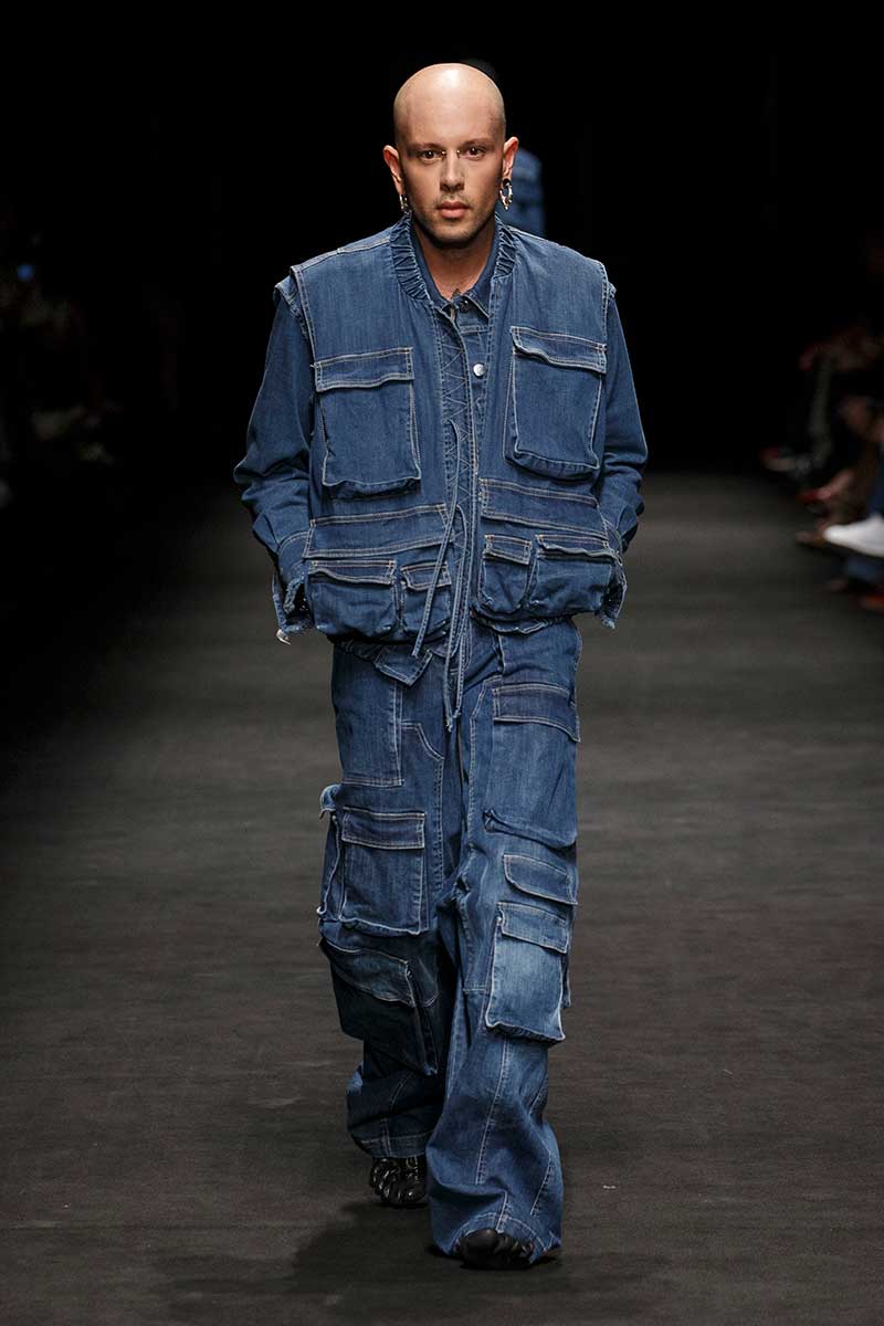 Il trend moda uomo più interessante per il 2023? I pantaloni cargo - Photo courtesy of Act N1