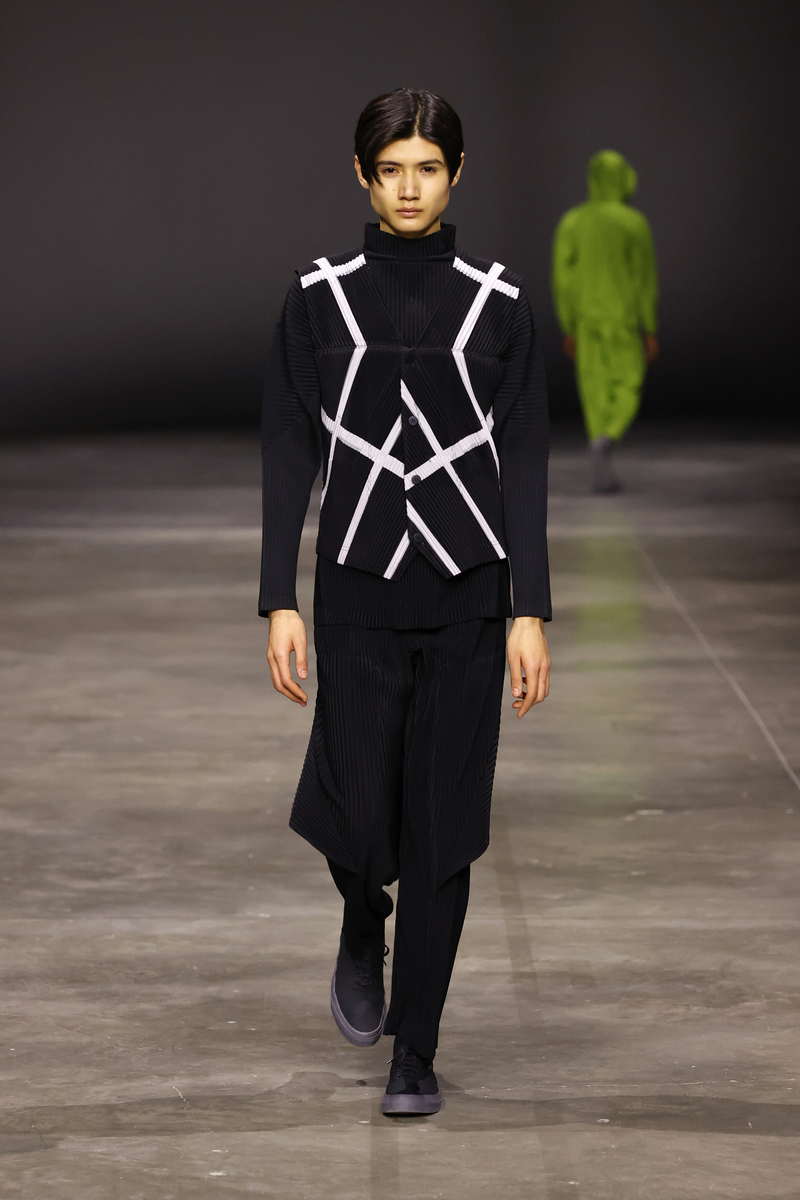 HOMME PLISSÉ ISSEY MIYAKE sfilata collezione Autunno Inverno 2023 2024 - Photo courtesy of ISSEY MIYAKE