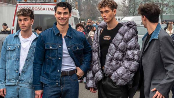 Street style moda uomo alla sfilata Diesel AI23/24 - Photo Charlotte Mesman