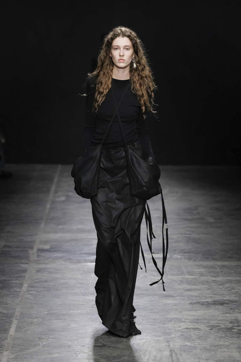 Ann Demeulemeester collezione primavera estate 2023 - Photo courtesy of Ann Demeulemeester