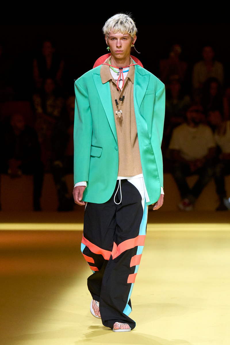 Trend moda uomo estate 2023: Colore! Photo Courtesy of Dsquared2