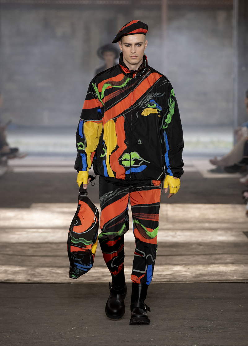 Trend moda uomo estate 2023: Colore! Photo Courtesy of Moschino