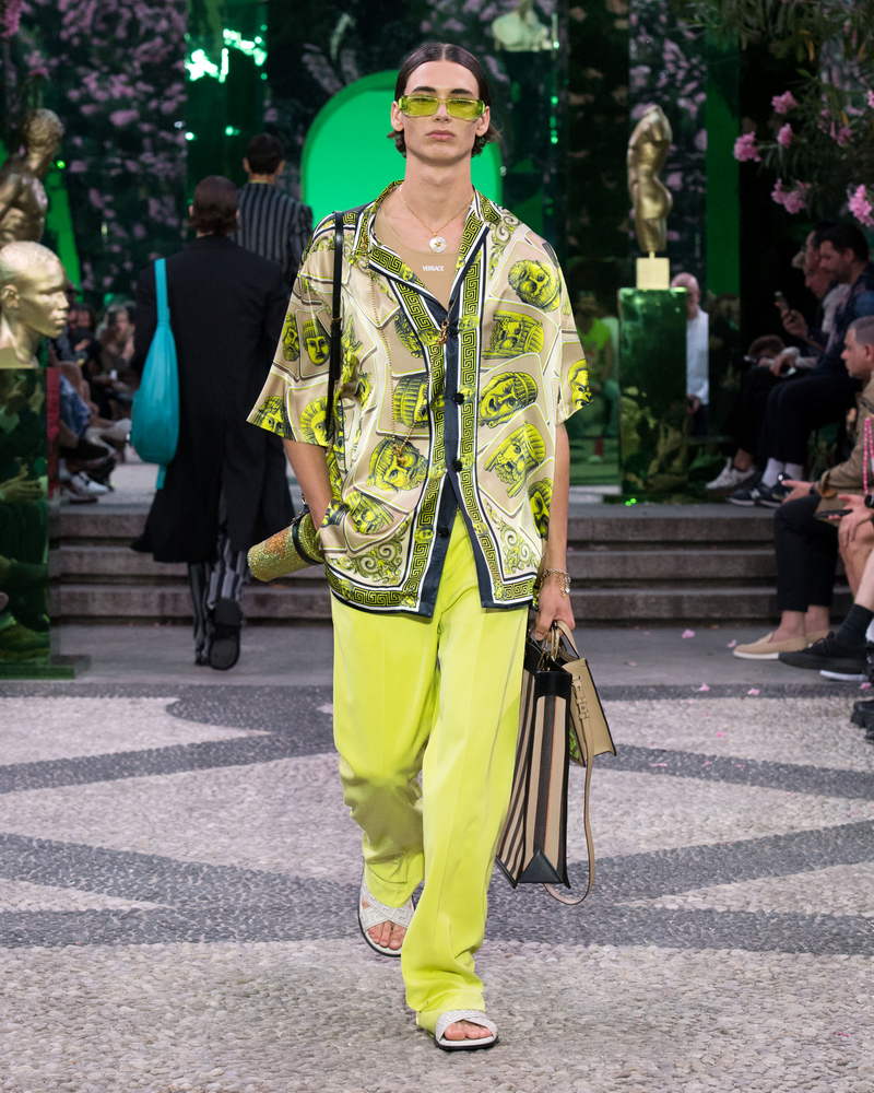 Trend moda uomo estate 2023: Colore! Photo Courtesy of Versace