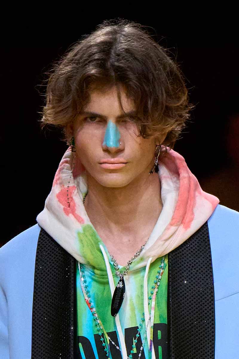 Nuovi trend capelli medio lunghi uomo estate 2023 - Photo courtesy of Dsquared2