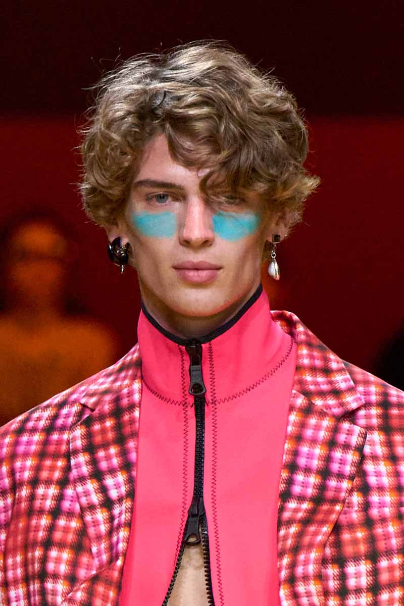 Nuovi trend capelli medio lunghi uomo estate 2023 - Photo courtesy of Dsquared2