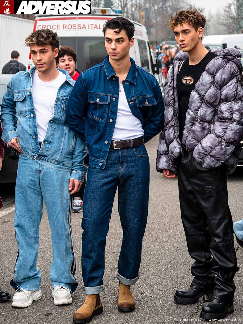 Moda uomo total jeans look estate 2023 - Foto Charlotte Mesman