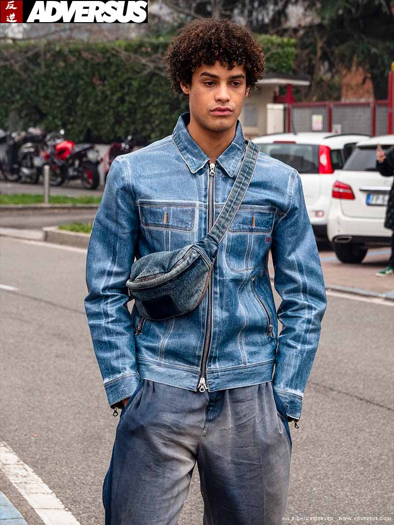 Moda uomo total jeans look estate 2023 - Foto Charlotte Mesman