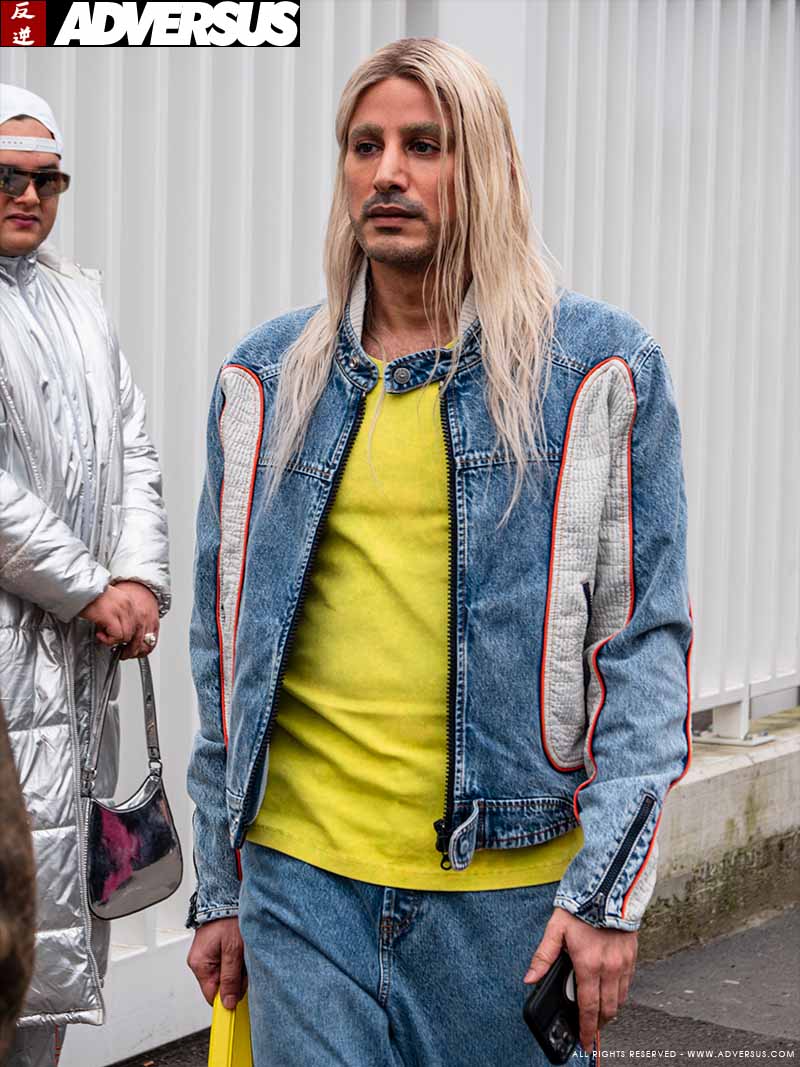 Moda uomo total jeans look estate 2023 - Foto Charlotte Mesman