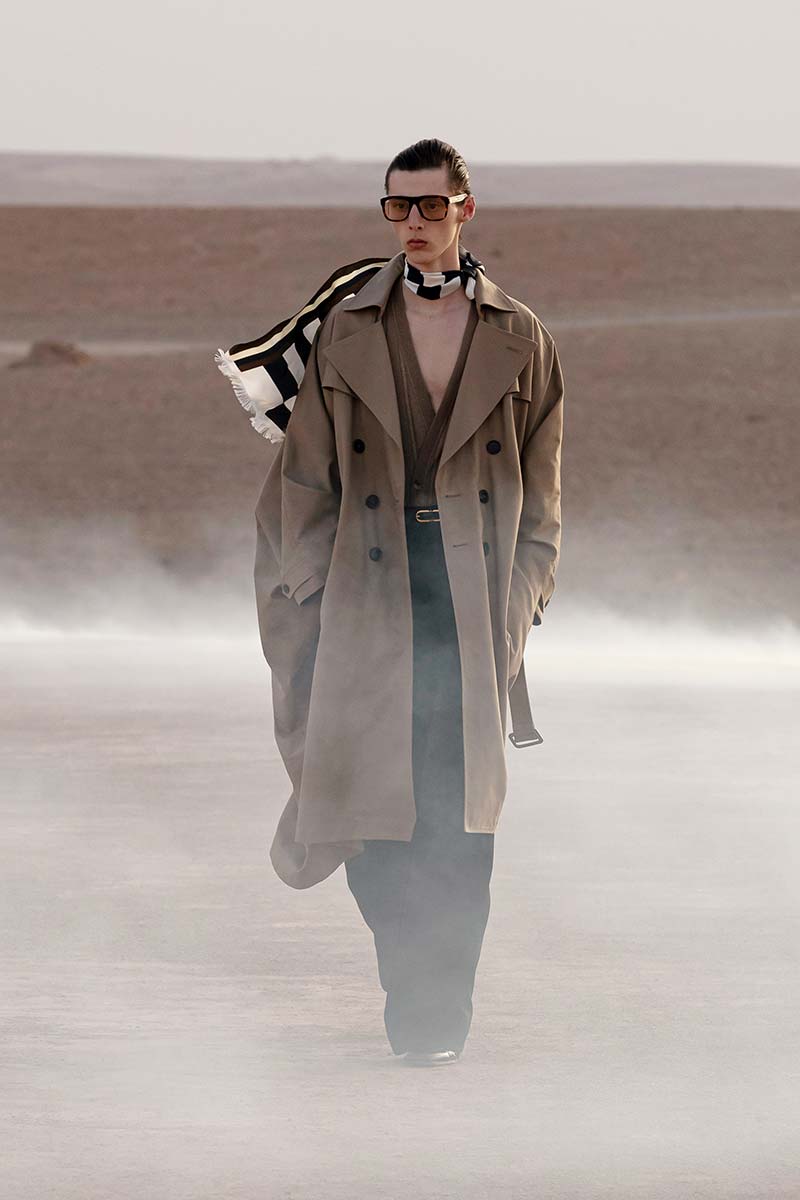 10 tendenze moda uomo da conoscere assolutamente per l'estate 2023. Photo courtesy of Saint Laurent