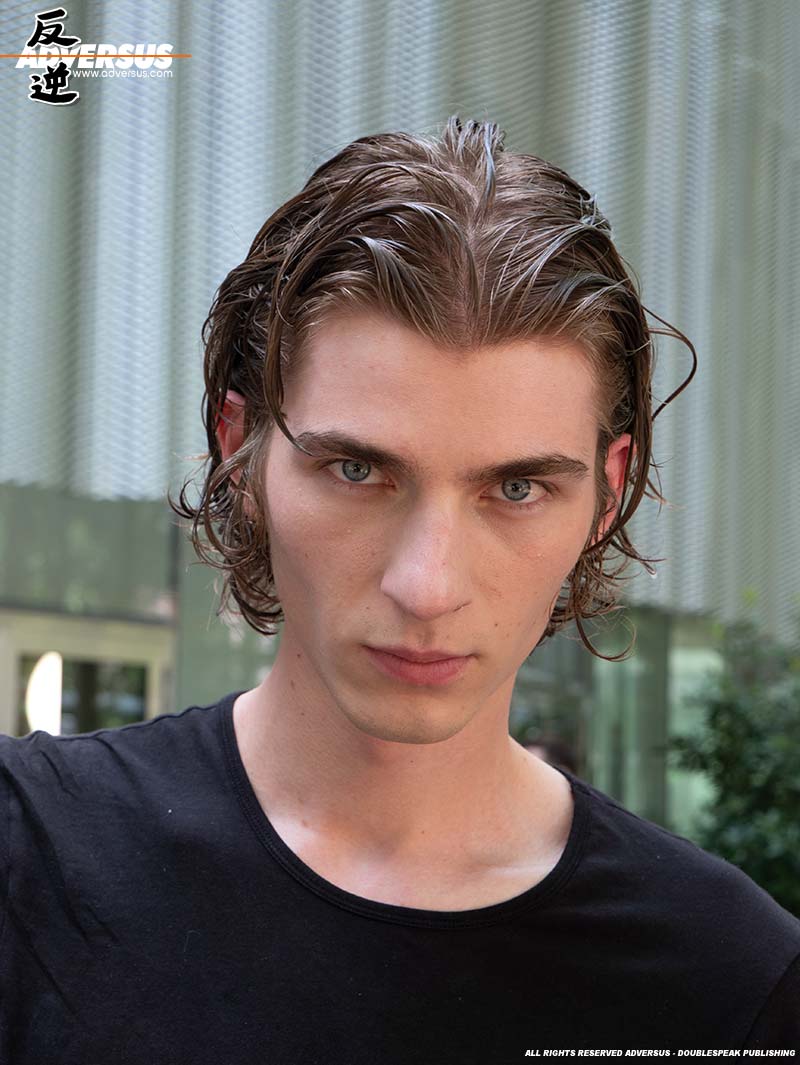 Tendenze capelli uomo estate 2023. Un wet look con un tocco giocoso - Foto Charlotte Mesman