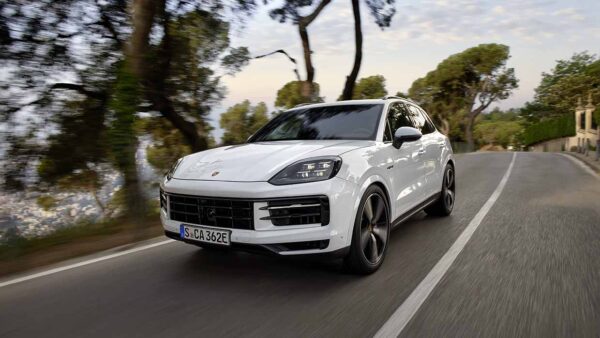 Porsche presenta la terza variante E-Hybrid della Cayenne